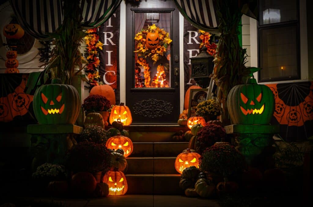 Image of a doorstep with pumpkins on the stairs.